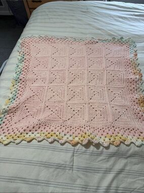 Soft Pink Crochet Baby Blanket with Pastel Scalloped Edge